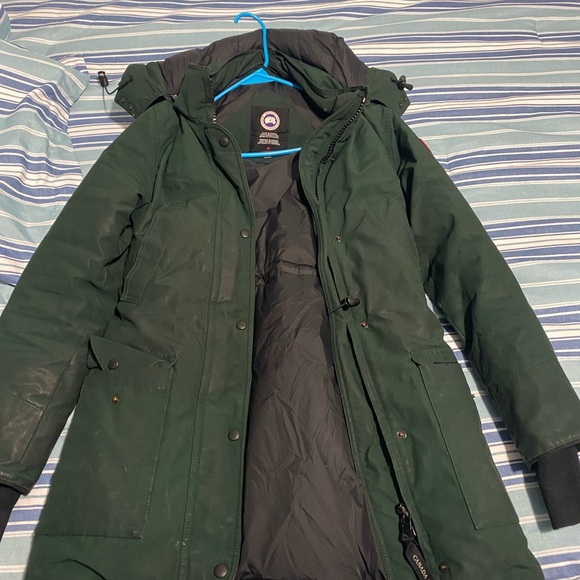 Canada goose coat , worn twice ,can’t fit it anymore, great condition - Picture 3 of 3